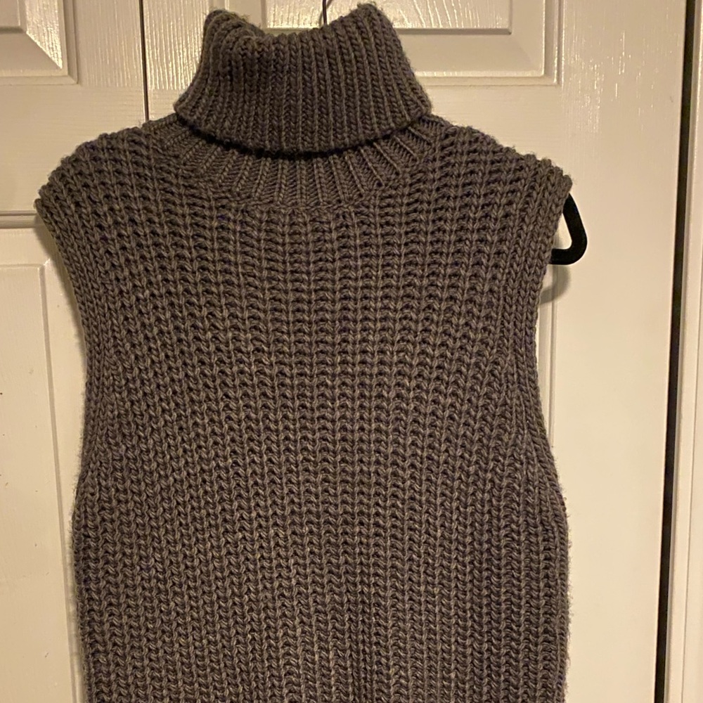 Sleeveless turtleneck sweater, loose fit. Never worn